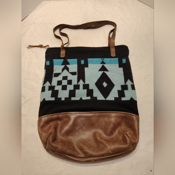 Nan-made Leather And Wool Purse - Picture 4 of 12